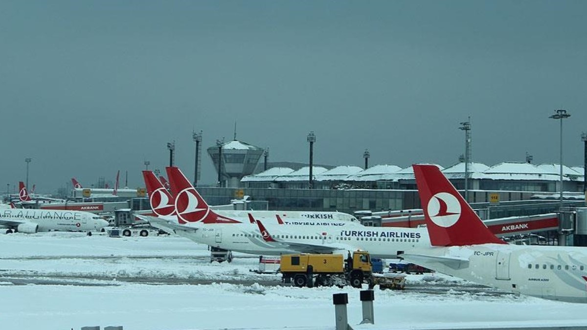 İstanbul’da uçuşlara kar ve fırtına engeli